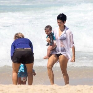 Nanda Costa e Lan Lanh levaram as filhas, Kim e Tiê, para a praia um dia depois de festa intimista para as pequenas