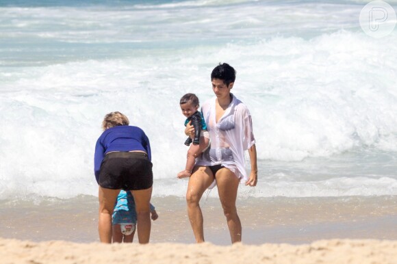Nanda Costa e Lan Lanh levaram as filhas, Kim e Tiê, para a praia um dia depois de festa intimista para as pequenas