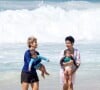 Nanda Costa e Lan Lanh se divertiram com as filhas, Kim e Tiê, em dia de praia