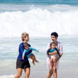 Nanda Costa e Lan Lanh se divertiram com as filhas, Kim e Tiê, em dia de praia