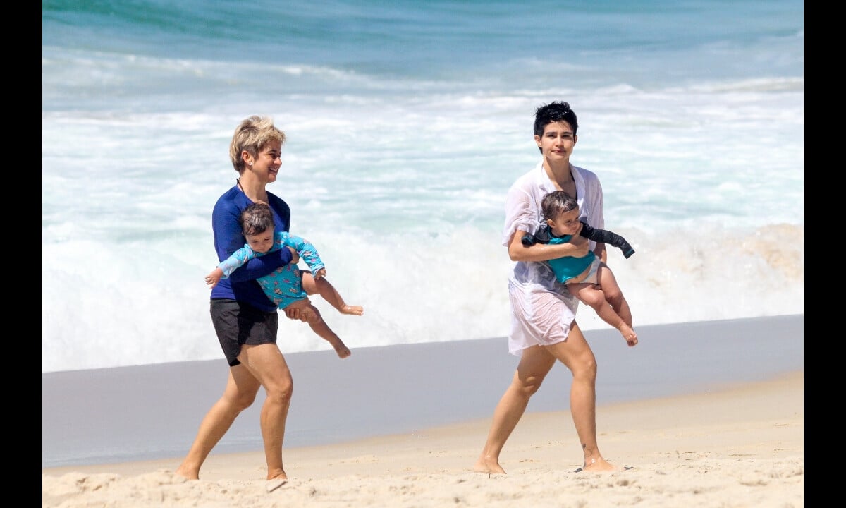 Foto Nanda Costa e Lan Lanh carregaram as filhas gêmeas no colo em dia de praia Purepeople