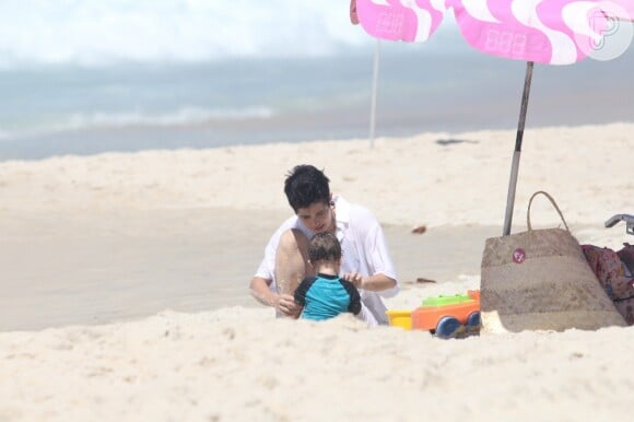 Nanda Costa brincou com uma das filhas na areia