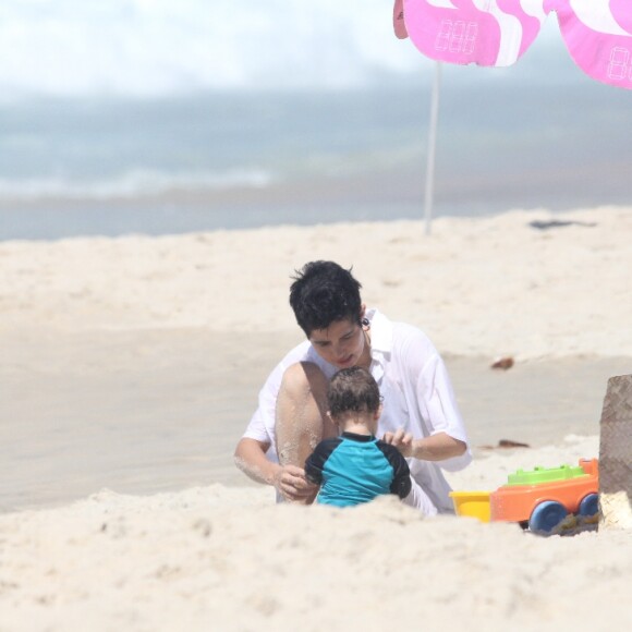 Nanda Costa brincou com uma das filhas na areia