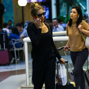 Grazi Massafera escolheu look todo preto e cheio de conforto para embarcar no Rio de Janeiro