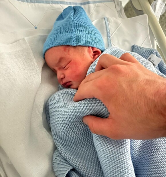 'Nosso príncipe João Miguel. Te amo demais, meu filho! Estou muito feliz!', celebrou Jonas Esticado