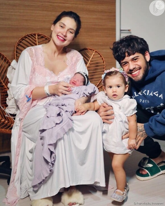 Virgínia Fonseca posa com Zé Felipe e as filhas após nascimento de Maria Flor