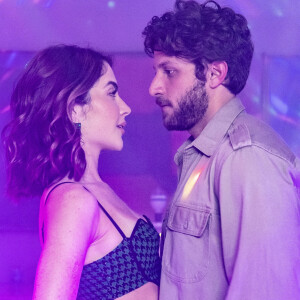 Guerra (Humberto Martins) decide conversa com Ari (Chay Suede) por conta do namoro dele com Chiara (Jade Picon) na novela 'Travessia'