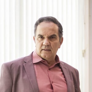 Guerra (Humberto Martins) orienta Ari (Chay Suede) a pegar seu filho - Tonho (Vicente Alvite) - no Maranhão na novela 'Travessia'