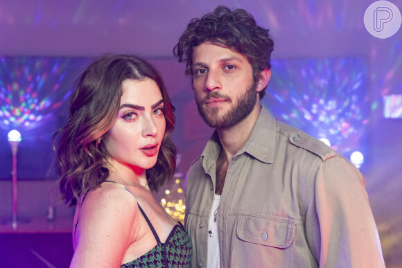 Chiara (Jade Picon) afirma a Ari (Chay Suede) que ele conquistou seu pai, Guerra (Humberto Martins), na novela 'Travessia'