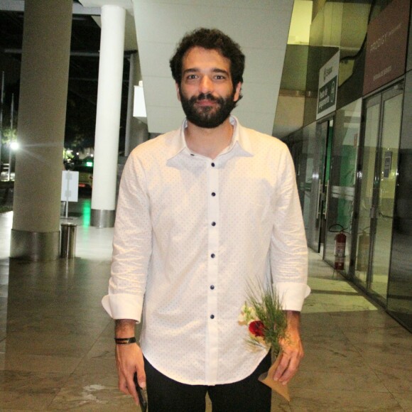 Humberto Carrão prestigiou a festa de lançamento da novela 'Todas as Flores' em restaurante do Rio de Janeiro