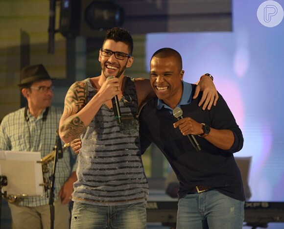 Os cantores Gusttavo Lima e Alexandre Pires cantaram as músicas 'Gatinha Assanhada' e 'Mineirinho' no programa 'Sai do Chão'