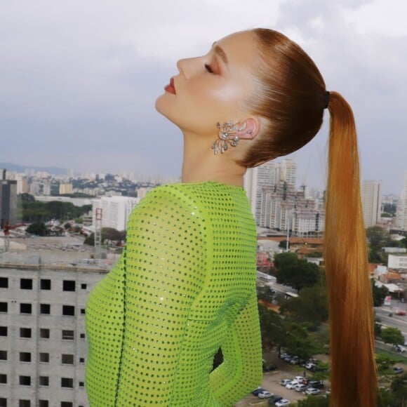 O vestido midi em verde-limão de Marina Ruy Barbosa valorizou a silhueta da atriz