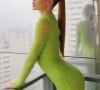 O vestido verde-limão escolhido por Marina Ruy Barbosa tinha strass aplicados em todo o comprimento