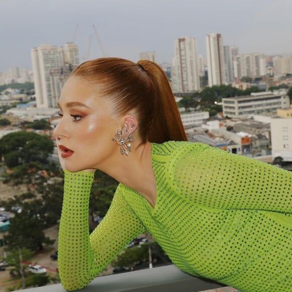 Marina Ruy Barbosa combinou vestido de mangas com maquiagem marcante e bem iluminada