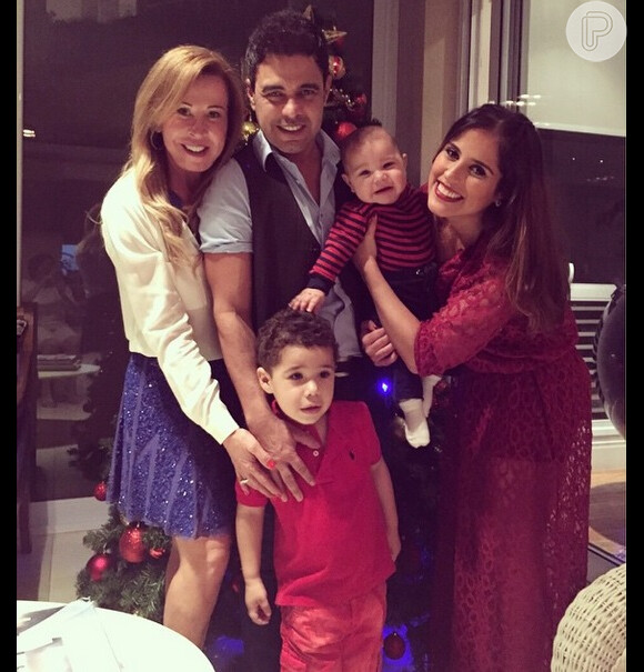 Zilu e Zezé Di Camargo posam juntos com a filha Camilla Camargo, e na companhia dos filhos de Wanessa no Natal