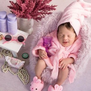 Filha de Virgínia Fonseca e Zé Felipe, Maria Flor estreou ensaio newborn com uma semana de vida e surgiu em foto como se estivesse em dia de beleza