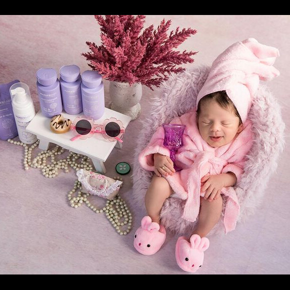 Filha de Virgínia Fonseca e Zé Felipe, Maria Flor estreou ensaio newborn com uma semana de vida e surgiu em foto como se estivesse em dia de beleza