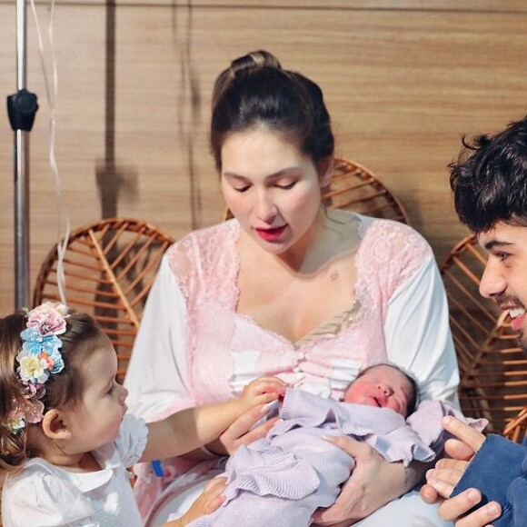 Filha de Virgínia Fonseca e Zé Felipe, Maria Flor fez os internautas brincarem com ela por conta de foto: 'Uma semana de vida e já fazendo seus milhões'