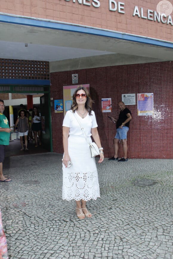 Fátima Bernardes usou esmalte vermelho no dia da votação no segundo turno das eleições em 30 de outubro de 2022
