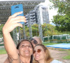 Angélica e Carolina Dieckmann fizeram selfie com fã em seção eleitoral no segundo turno das eleições em 30 de outubro de 2022