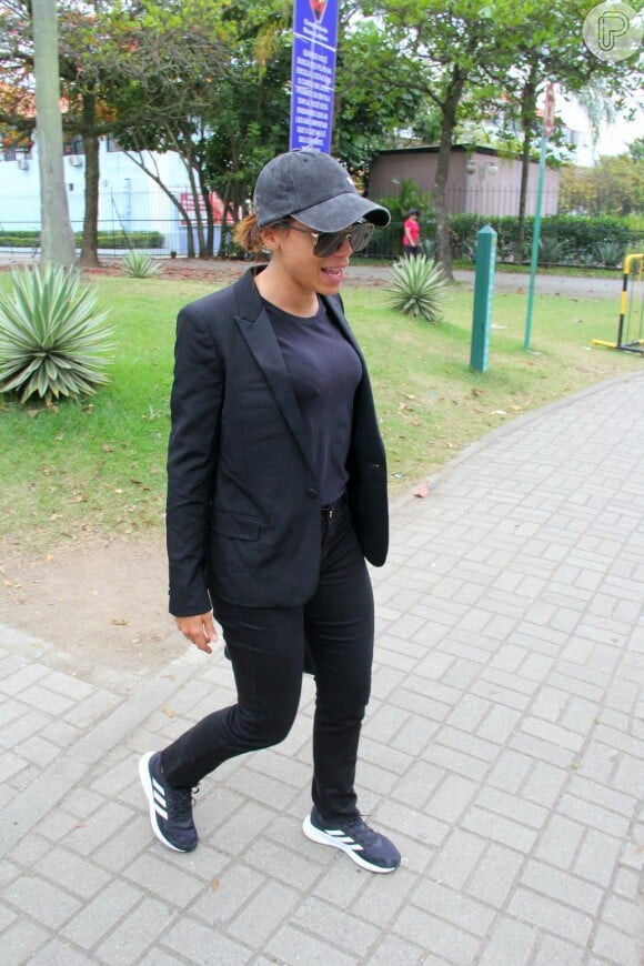 Anitta surgiu de all black para votar no segundo turno das eleições