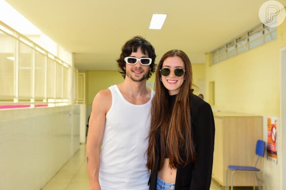 Fiuk e a namorada, Thaissa Carvalho, também foram fotografados no dia da eleição