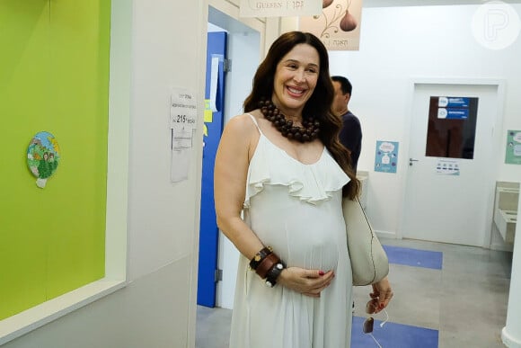 Claudia Raia, grávida pela terceira vez, também foi de branco votar