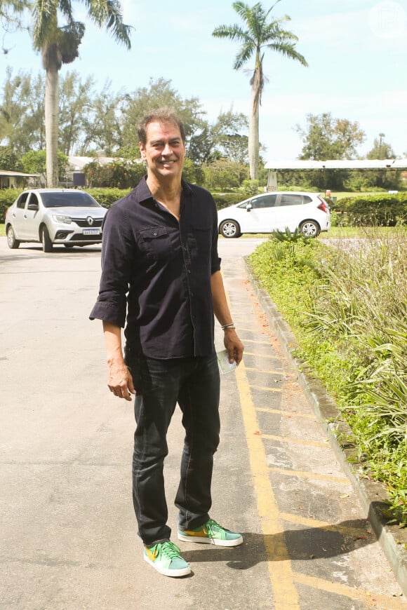 Marcello Antony usou roupas pretas para votar no 2º turno das eleições 2022