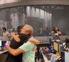 Vídeo divulgado pelo Notícias da TV mostram jornalistas da TV Globo se abraçando e gritando frases como 'Acabou o inferno' e 'Sai fora'
