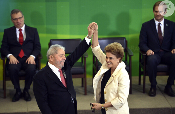 Dilma Rousseff e Luiz Inácio Lula da Silva são aliados políticos de longa data: a mineira prestigiou a vitória dele no segundo turno de 2022 com figurino marcante
