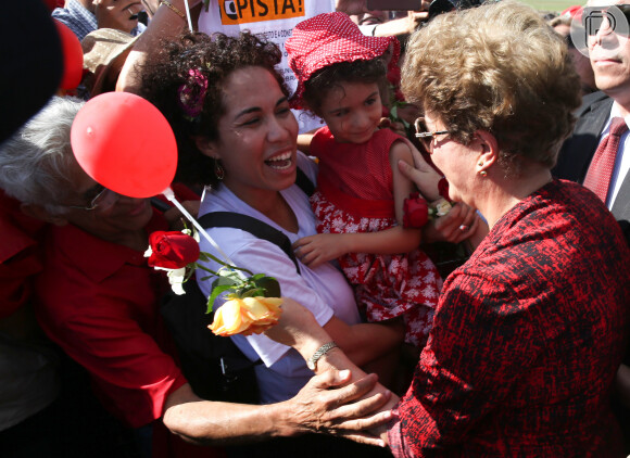 Roupa vermelhada usado por Dilma Rousseff em saída do Palácio da Alvorada voltou a fazer parte de um look da ex-presidente em 2022