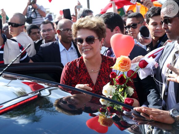 Dilma Rousseff deixou a moradia oficial da presidência com look vermelho em 2016
