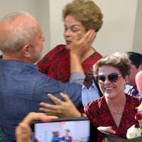 O vestido 'repetido' usado por Dilma Rousseff na vitória de Lula vai te provar: moda e política são inseparáveis
