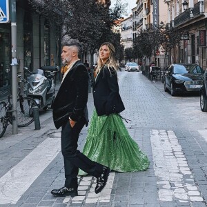 Giovanna Ewbank driblou as temperaturas baixas de Madrid combinando um blazer ao seu vestido