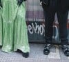 Vestido verde de Giovanna Ewbank foi aliado a um blazer, luvas com efeito de couro e botas para driblar o frio do outono da Espanha
