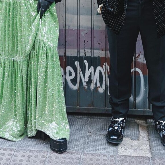 Vestido verde de Giovanna Ewbank foi aliado a um blazer, luvas com efeito de couro e botas para driblar o frio do outono da Espanha