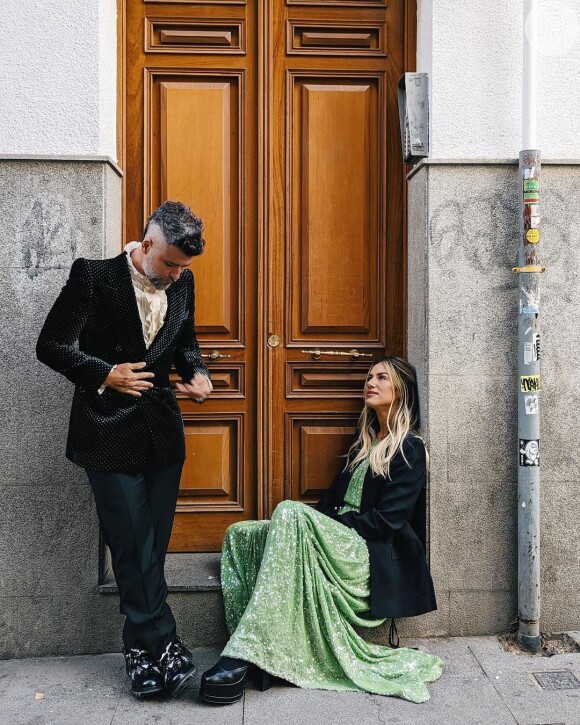 Giovanna Ewbank e Bruno Gagliasso fizeram fotos tipo street style com look de gala antes de premiação