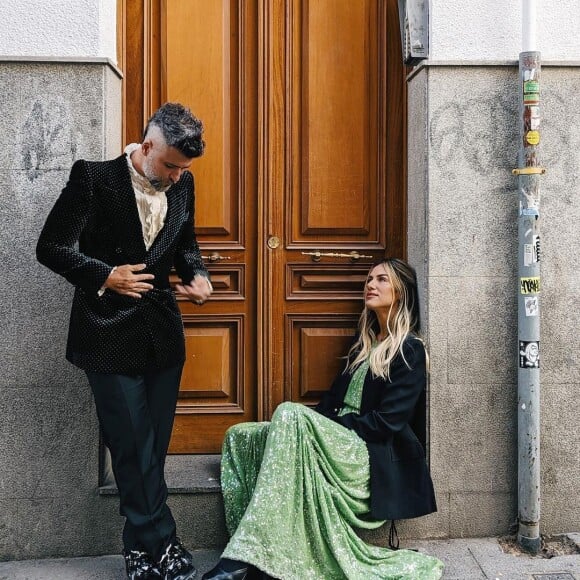 Giovanna Ewbank e Bruno Gagliasso fizeram fotos tipo street style com look de gala antes de premiação