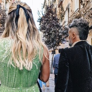 Giovanna Ewbank deixou o cabelo semipreso e amarrado com um laço em produção com o vestido longo da Erdem