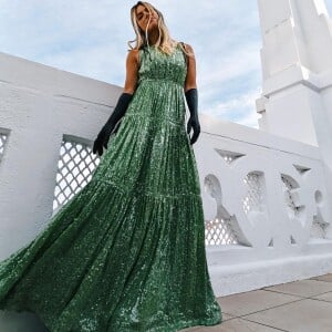 O vestido verde usado por Giovanna Ewbank é todo trabalhado em lantejoulas