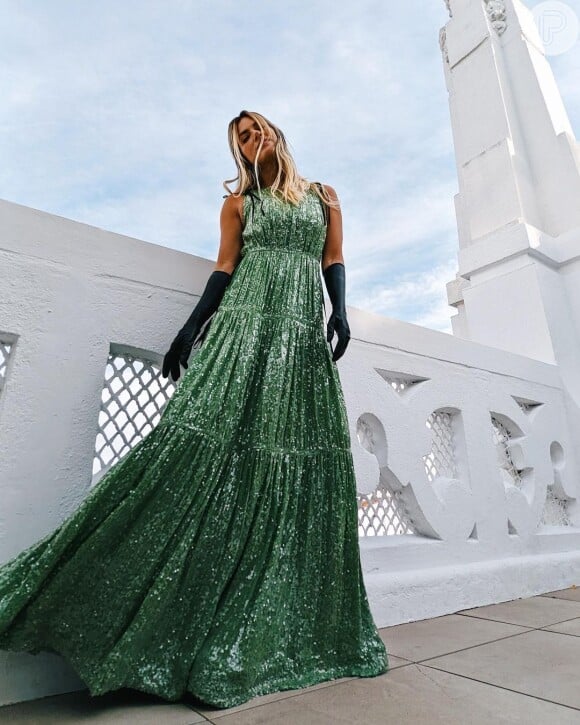 O vestido verde usado por Giovanna Ewbank é todo trabalhado em lantejoulas