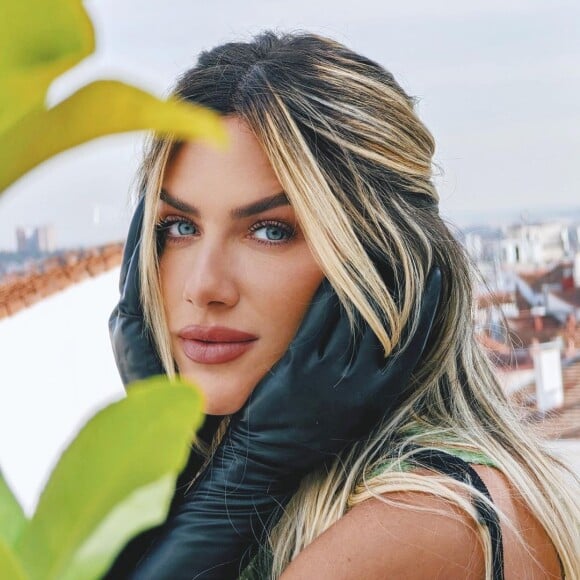 Giovanna Ewbank combina vestido de festa verde com botas; peça já foi usada por Marina Ruy Barbosa