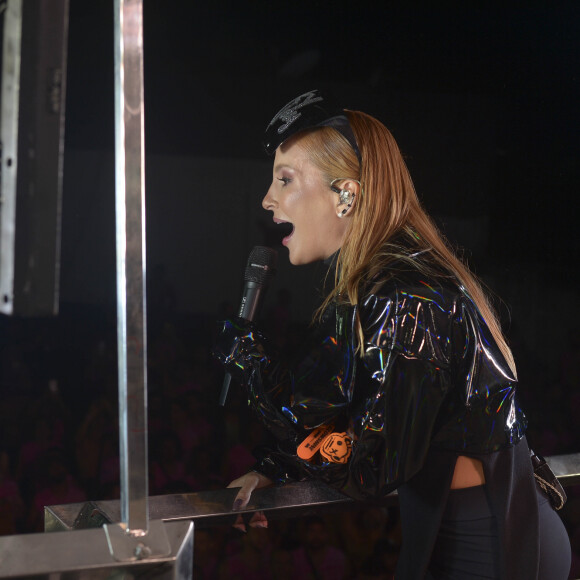 Claudia Leitte é recebida com vaias em Salvador