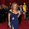 Mariah escolheu um vestido de gala azul com fenda na lateral para pretigiar o Oscar 2010