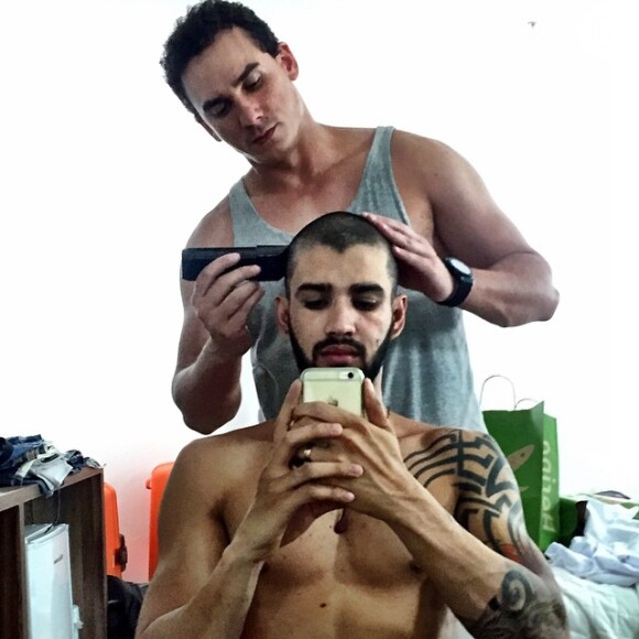 Gusttavo Lima raspou o cabelo e abandonou seu famoso topete: 'Ano novo, tudo novo'