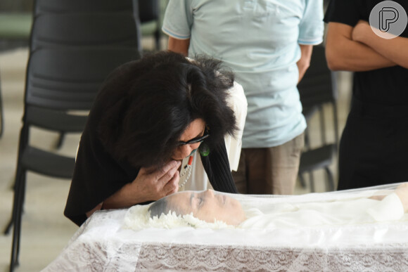 Viúva de Gal Costa, Wilma Petrillo, se aproximou do caixão da esposa