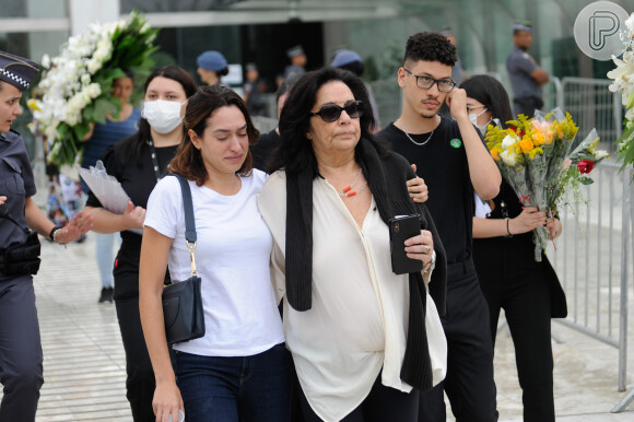 Mulher de Gal Costa e o filho, Gabriel, deixaram a Assembleia Legislativa de São Paulo rumo ao sepultamento da cantora
