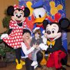 Em 2011, numa visita à Disney com o filho Max, Christina Aguilera conseguiu a foto com Mickey
