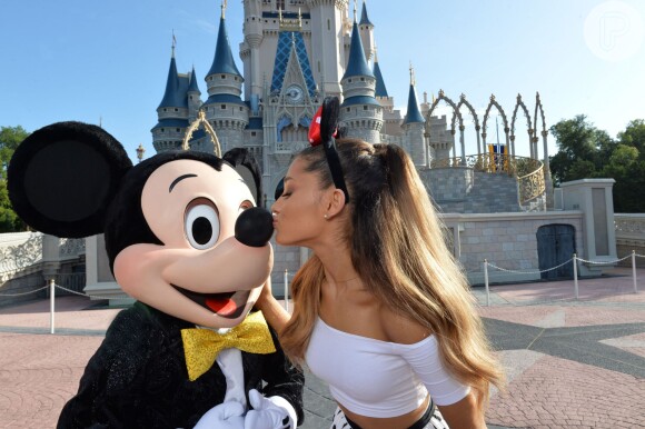 Ariana Grande foi mais carinhosa com Mickey Mouse e já deu um beijinho nele