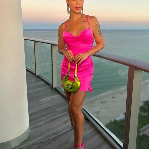 Andressa Suita apostou em uma bolsa amarela para quebrar o look monocromático